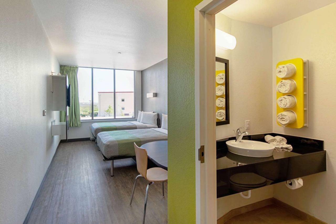Motel 6 Austin Airport Экстерьер фото