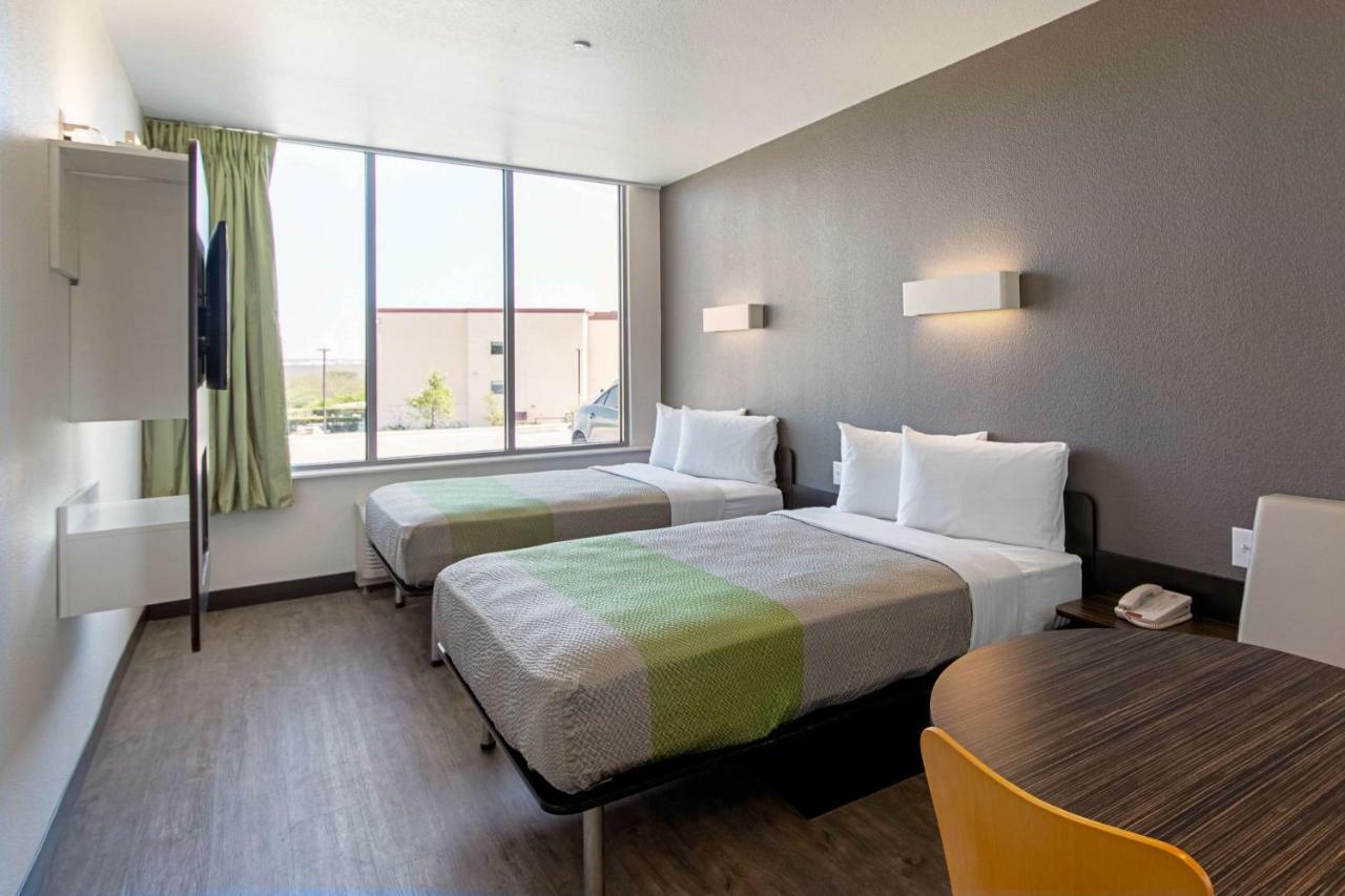 Motel 6 Austin Airport Экстерьер фото