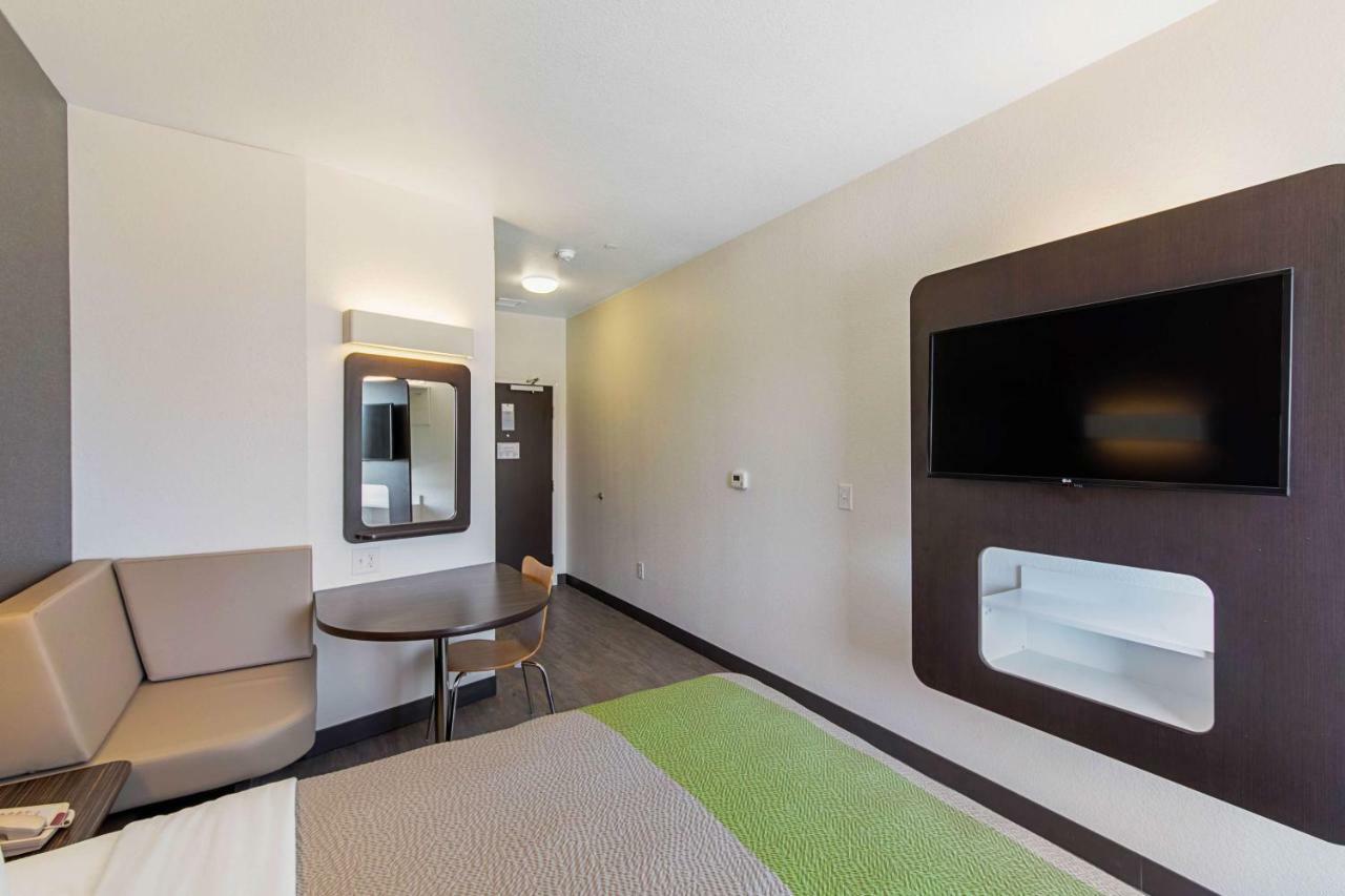 Motel 6 Austin Airport Экстерьер фото