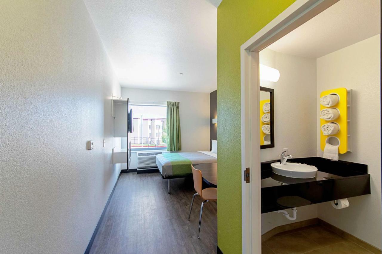 Motel 6 Austin Airport Экстерьер фото