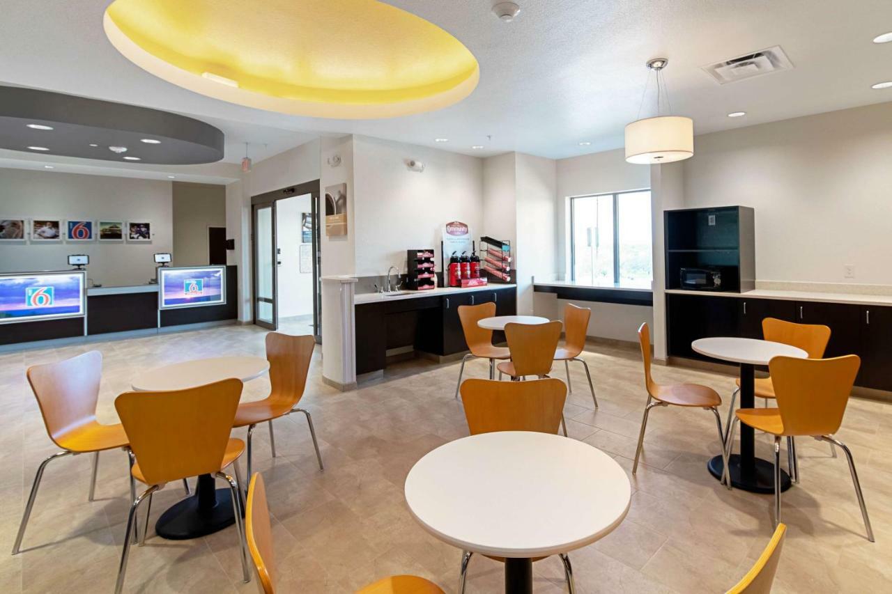 Motel 6 Austin Airport Экстерьер фото