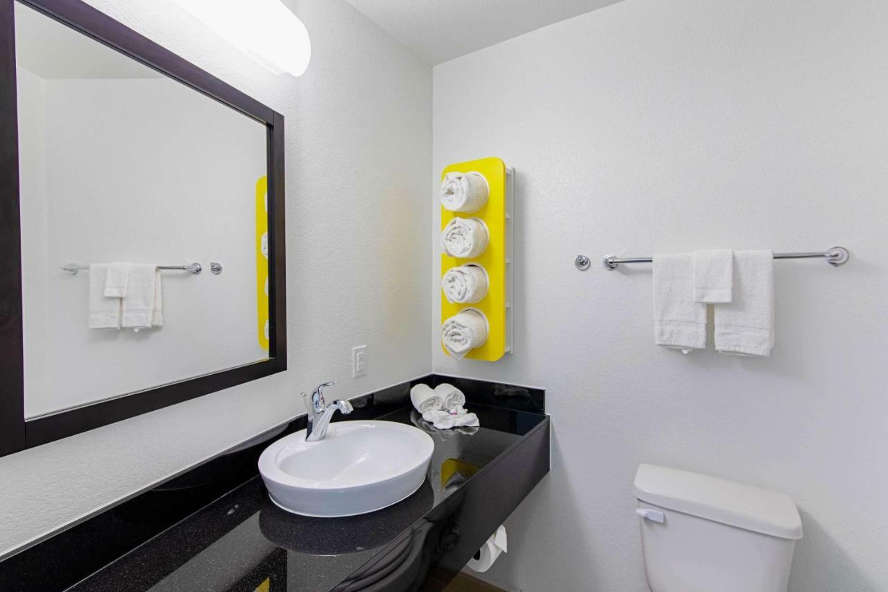 Motel 6 Austin Airport Экстерьер фото